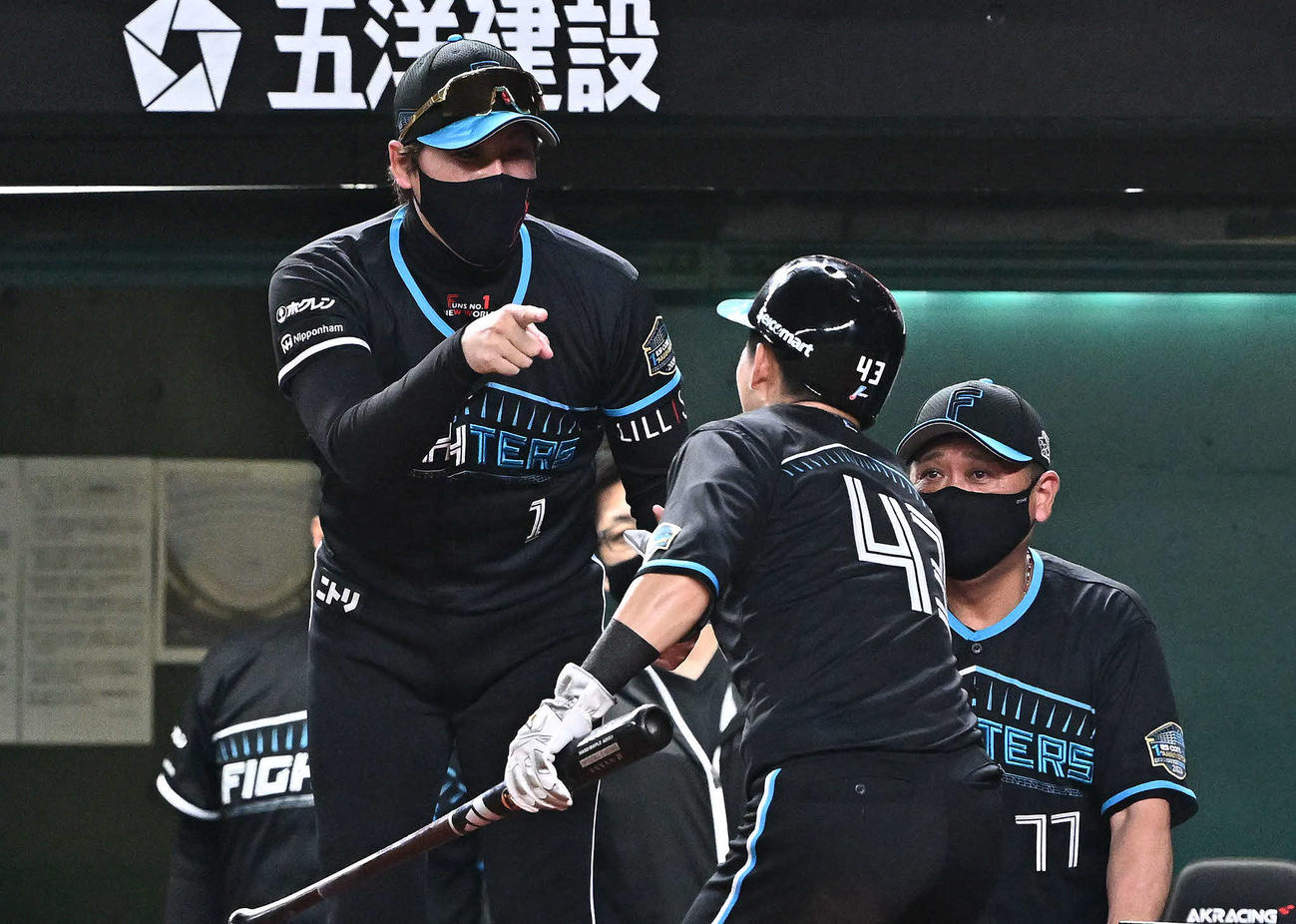 西武対日本ハム　9回表日本ハム2死三塁、清宮の適時打で生還した水野（手前）を迎える新庄監督（後方左）（撮影・滝沢徹郎）