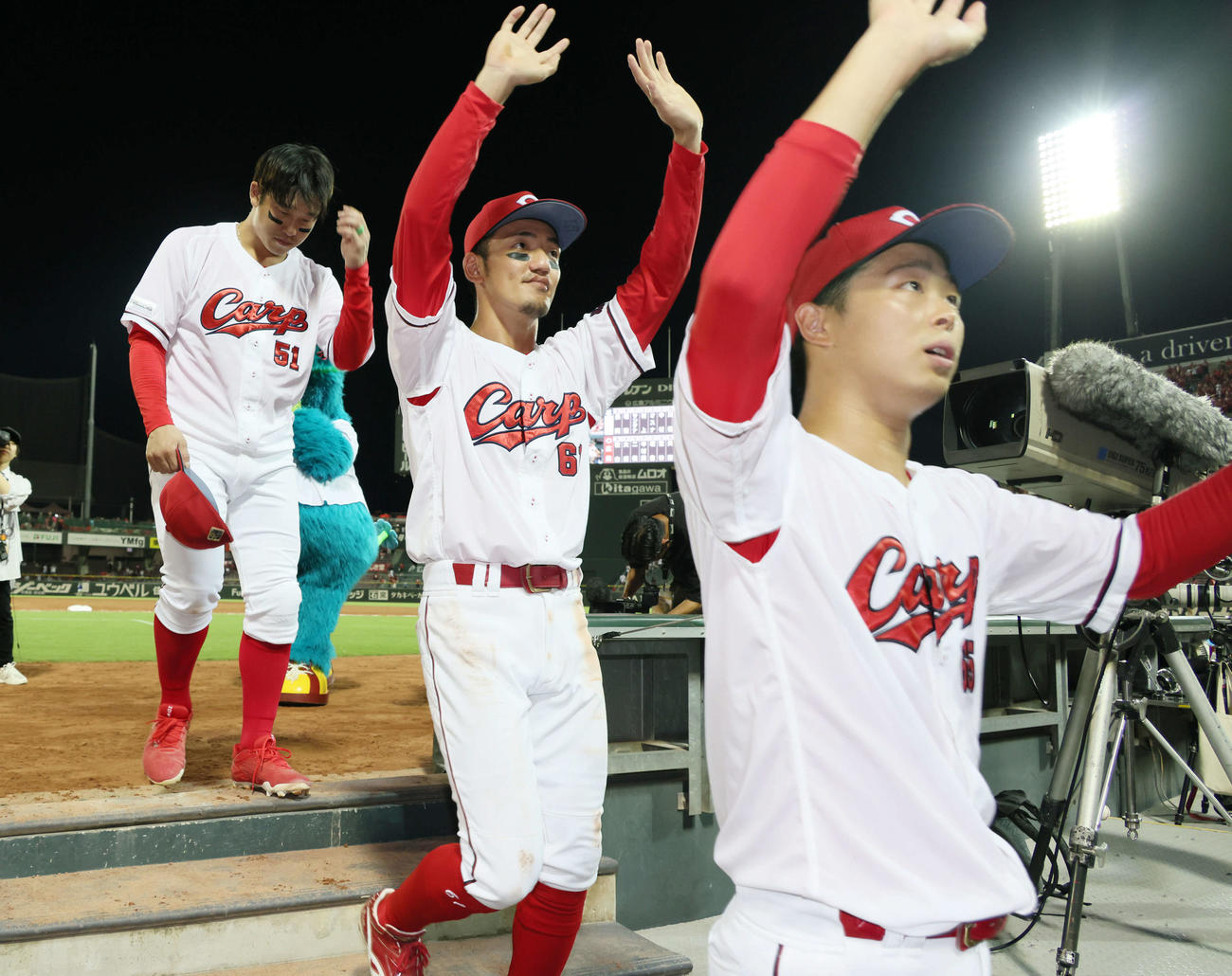 広島対ヤクルト　ファンの声援に応える、右から玉村、矢野、小園（撮影・加藤孝規）