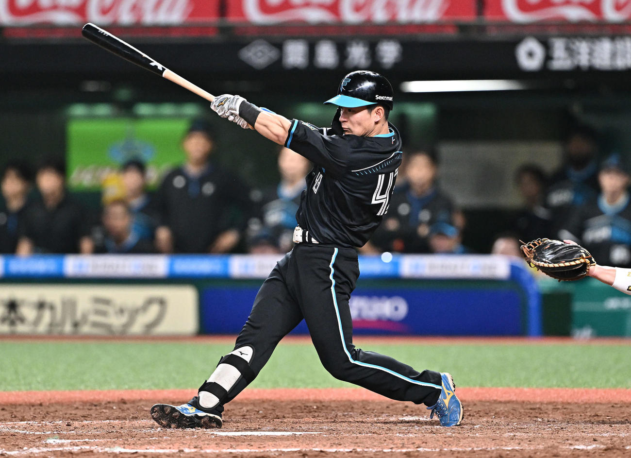 西武対日本ハム　9回表日本ハム2死二塁、水野は右翼に適時三塁打を放つ（撮影・滝沢徹郎）