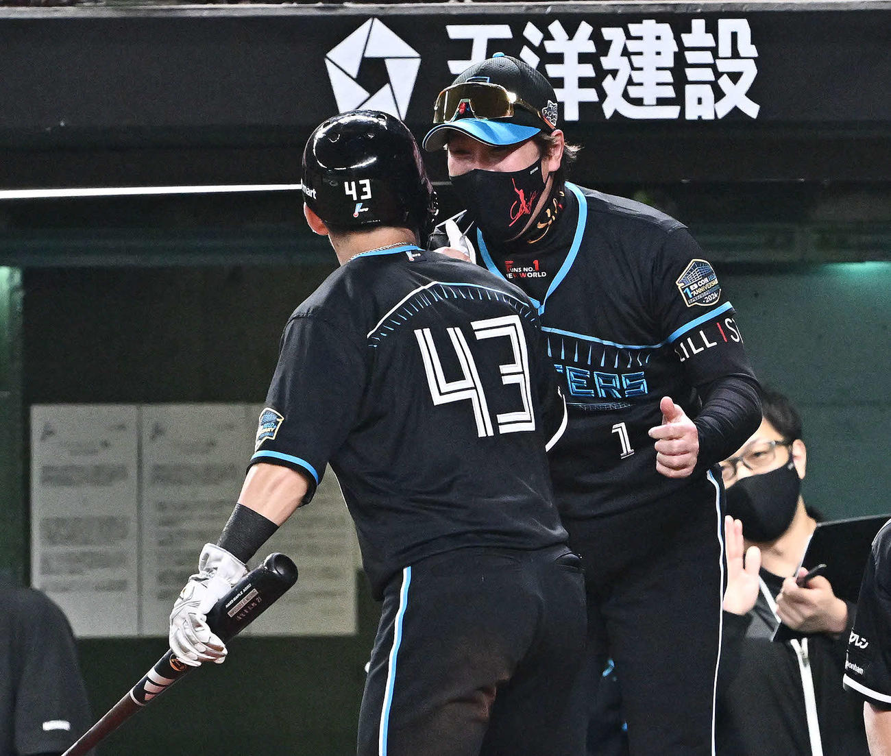 西武対日本ハム　9回表日本ハム2死三塁、清宮の適時打で生還した水野（手前）を迎える新庄監督（撮影・滝沢徹郎）