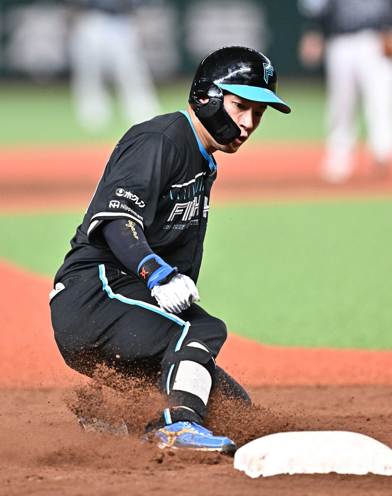 西武対日本ハム　9回表日本ハム2死二塁、水野は右翼に適時三塁打を放ち滑り込む（撮影・滝沢徹郎）