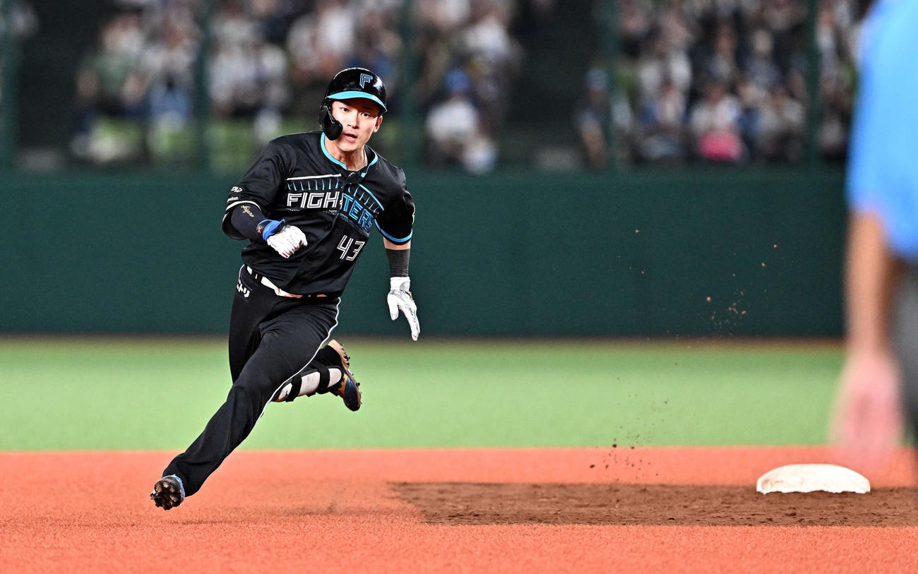 西武対日本ハム　9回表日本ハム2死二塁、水野は右翼に適時三塁打を放ち二塁を回る（撮影・滝沢徹郎）