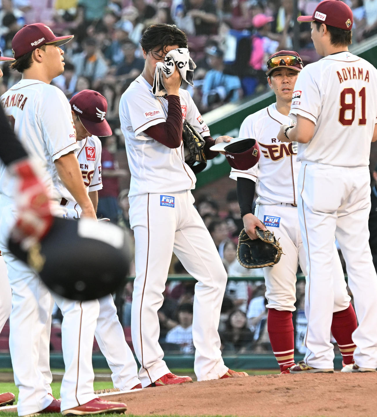 楽天対オリックス　5回表オリックス無死満塁、ピンチを迎え、村林（左）に声をかけられる古謝（撮影・千葉一成）