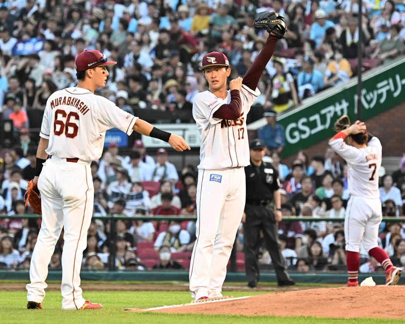 楽天対オリックス　5回表オリックス無死満塁、ピンチを迎え、遊撃手村林（左）に声をかけられる古謝（撮影・千葉一成）