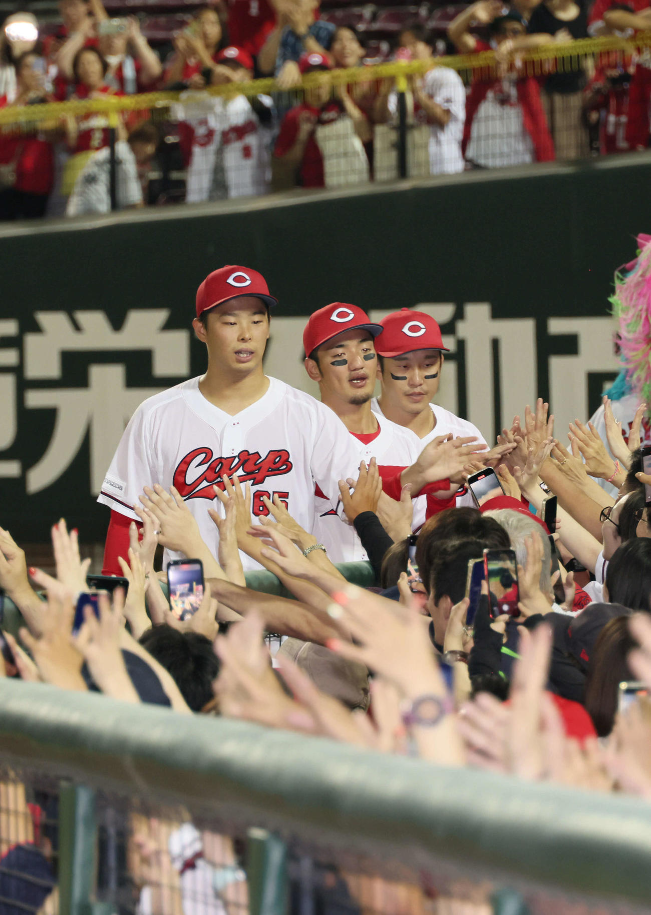 広島対ヤクルト　ファンとふれあう左から玉村、矢野、小園（撮影・加藤孝規）