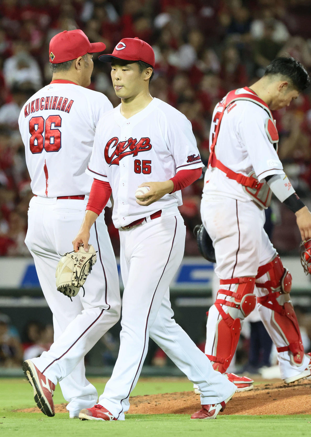 広島対ヤクルト　9回表ヤクルト無死満塁、降板する玉村（中央）（撮影・加藤孝規）