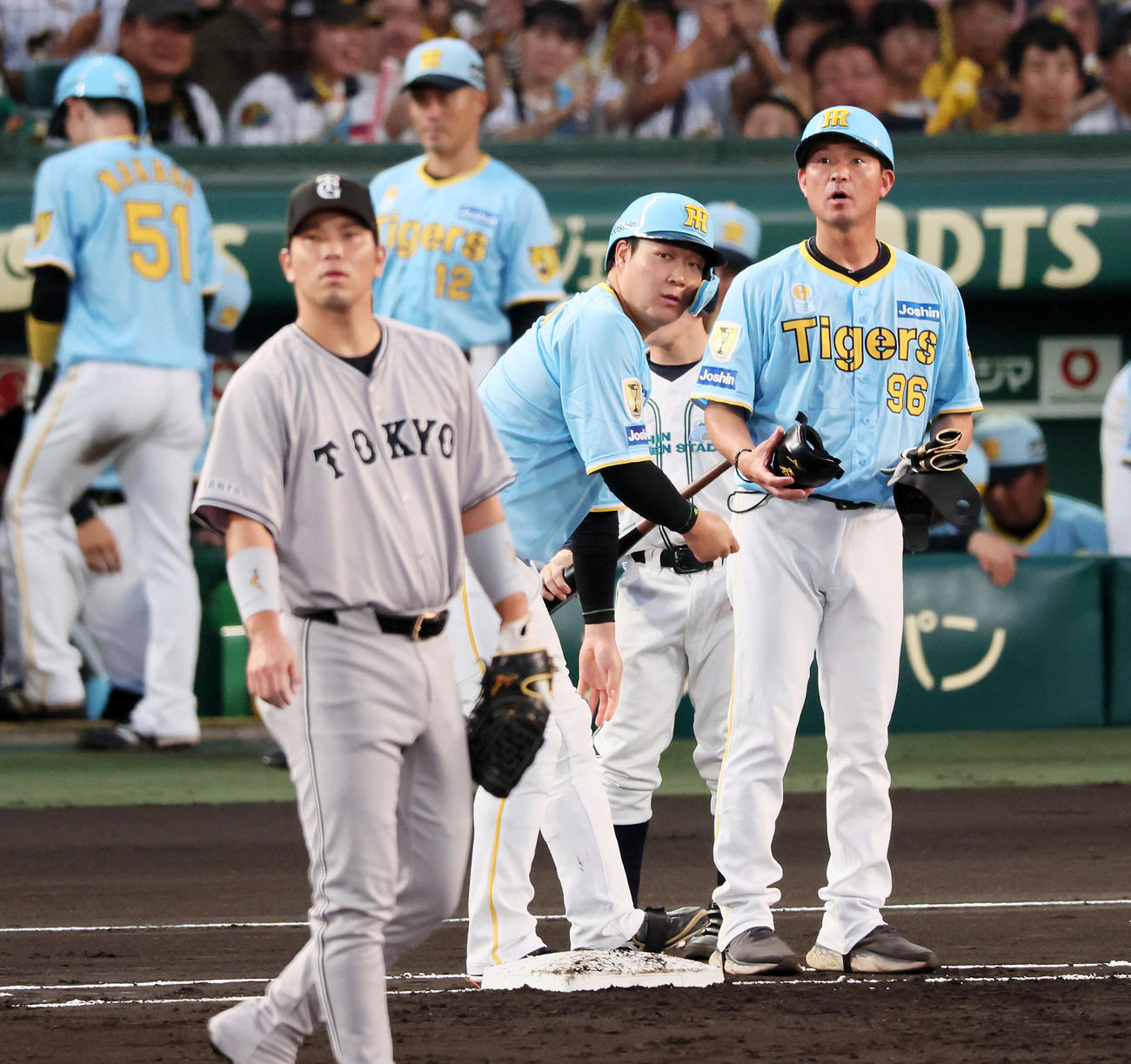 阪神対巨人　1回裏阪神1死一、二塁、大山は右適時打を放ち大型ビジョンの映像を確認する（撮影・加藤哉）