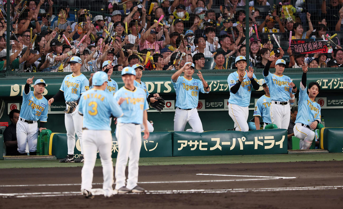 阪神対巨人　1回裏阪神1死一、二塁、大山の先制適時打に盛り上がる阪神ナイン（撮影・加藤哉）