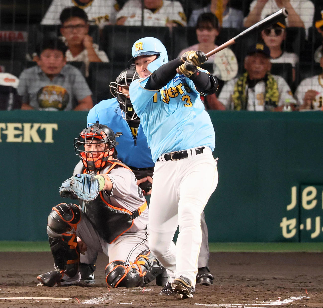阪神対巨人　4回裏阪神無死、大山は右前打を放つ（撮影・加藤哉）