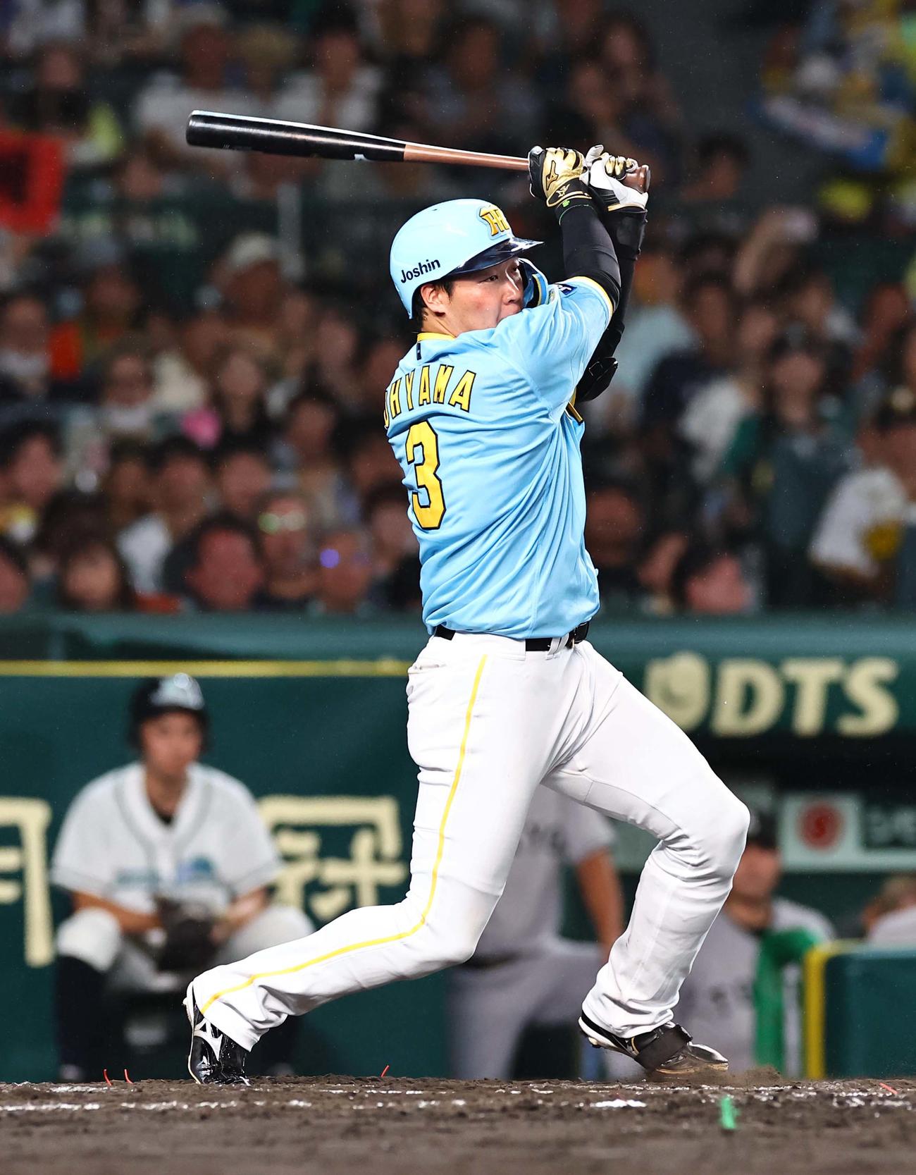 阪神対巨人　4回裏阪神無死、大山は右前打を放つ（撮影・上田博志）