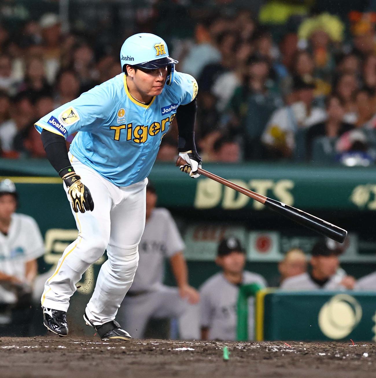 阪神対巨人　4回裏阪神無死、大山は右前打を放つ（撮影・上田博志）