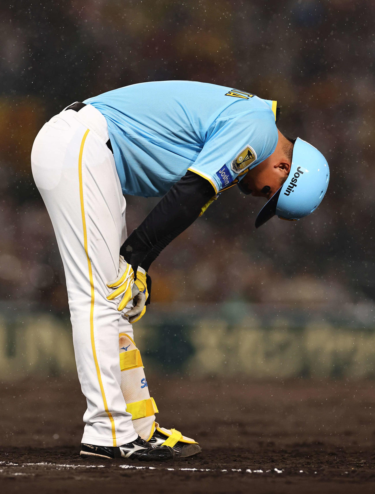 阪神対巨人　5回裏阪神2死一、二塁、右飛を打ち上げた森下は悔しそうな表情を見せる（撮影・上田博志）