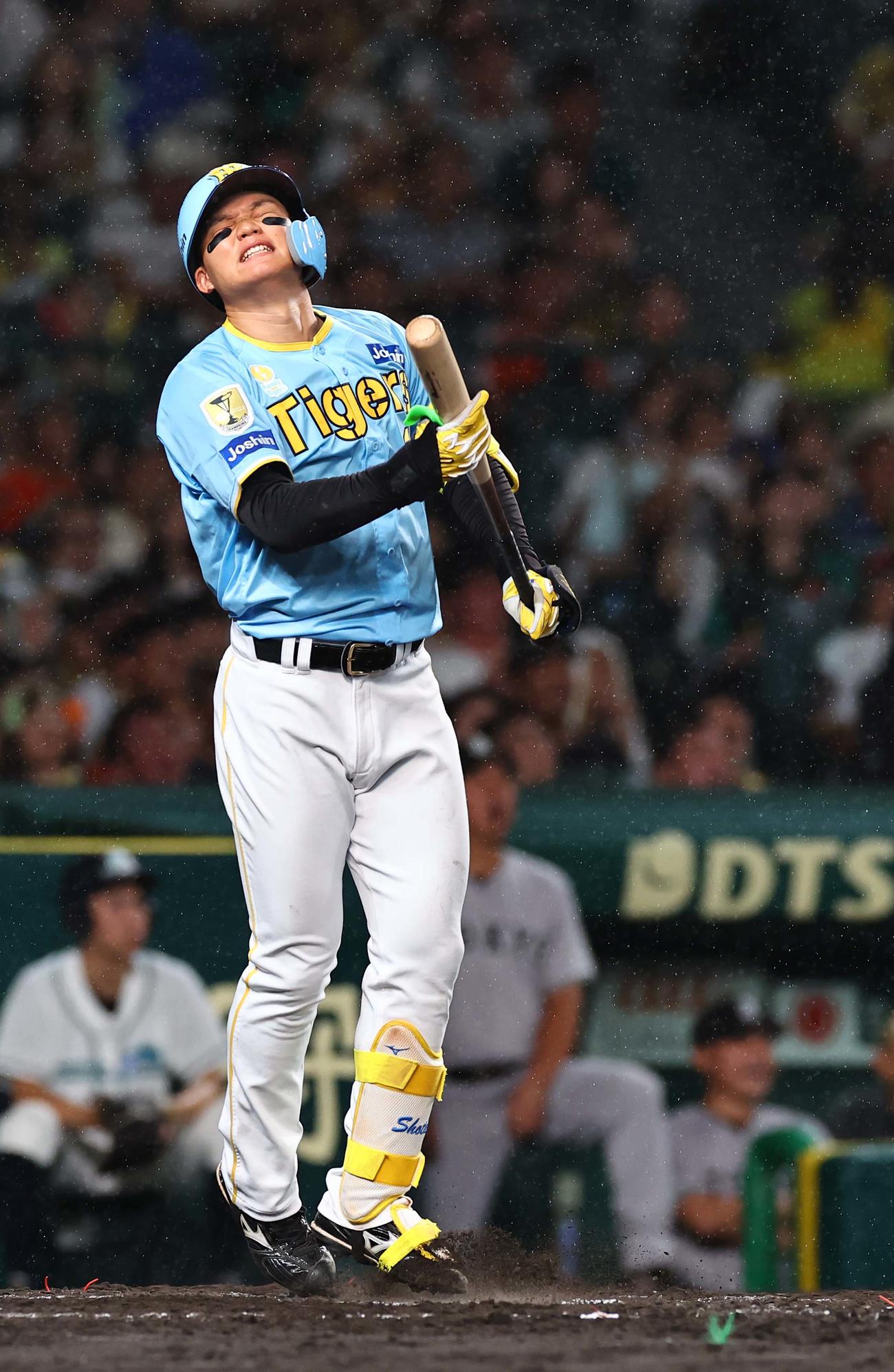 阪神対巨人　5回裏阪神2死一、二塁、右飛を打ち上げ悔しがる森下（撮影・上田博志）
