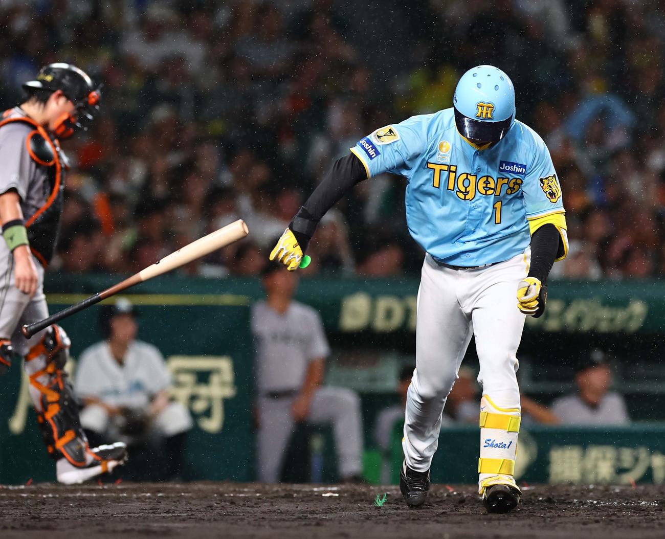 阪神対巨人　5回裏阪神2死一、二塁、右飛に倒れた森下はバットを投げて悔しがる（撮影・上田博志）