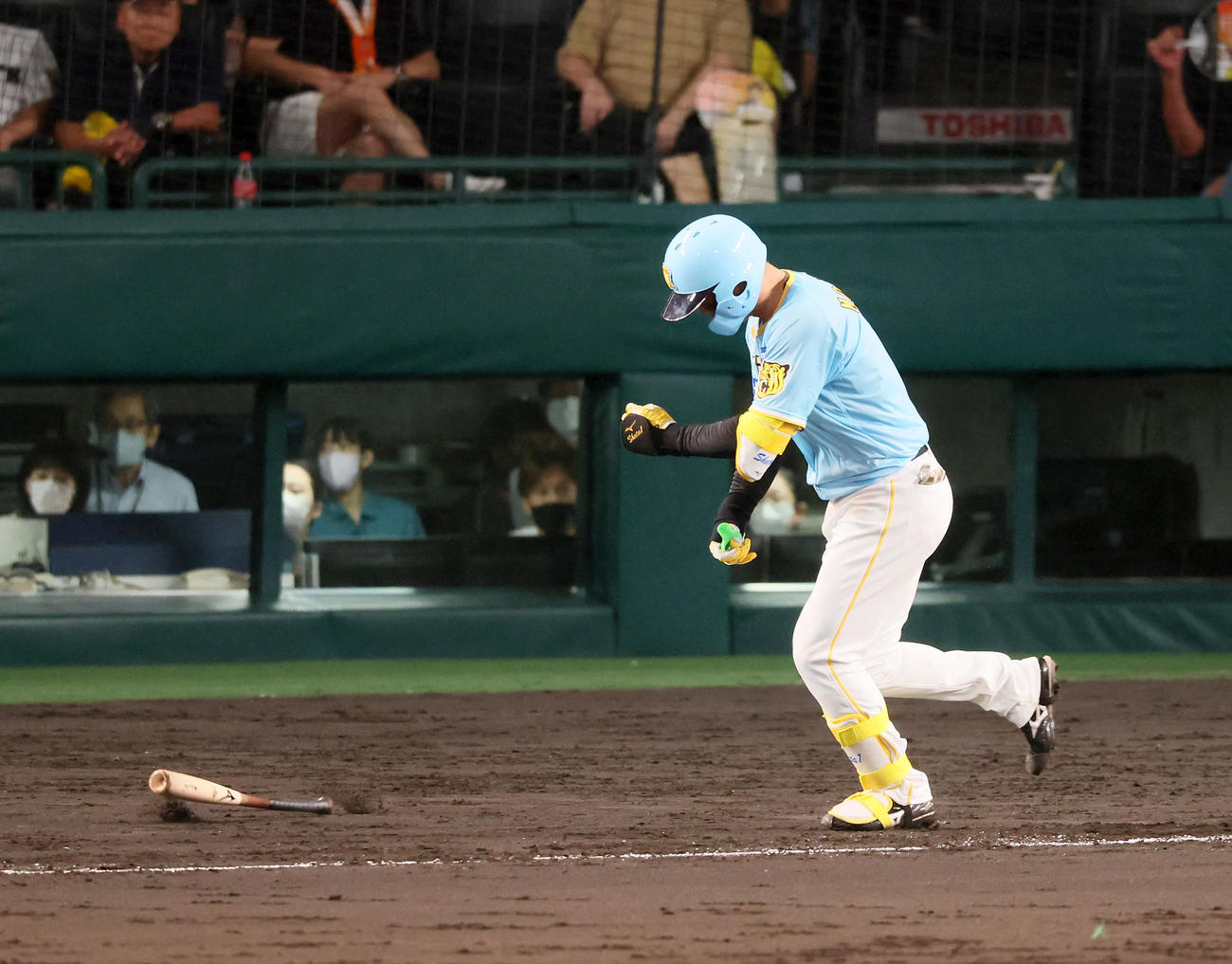 阪神対巨人　5回裏阪神2死一、二塁、森下は右飛を打ち上げバットをグラウンドへ投げつけた（撮影・加藤哉）