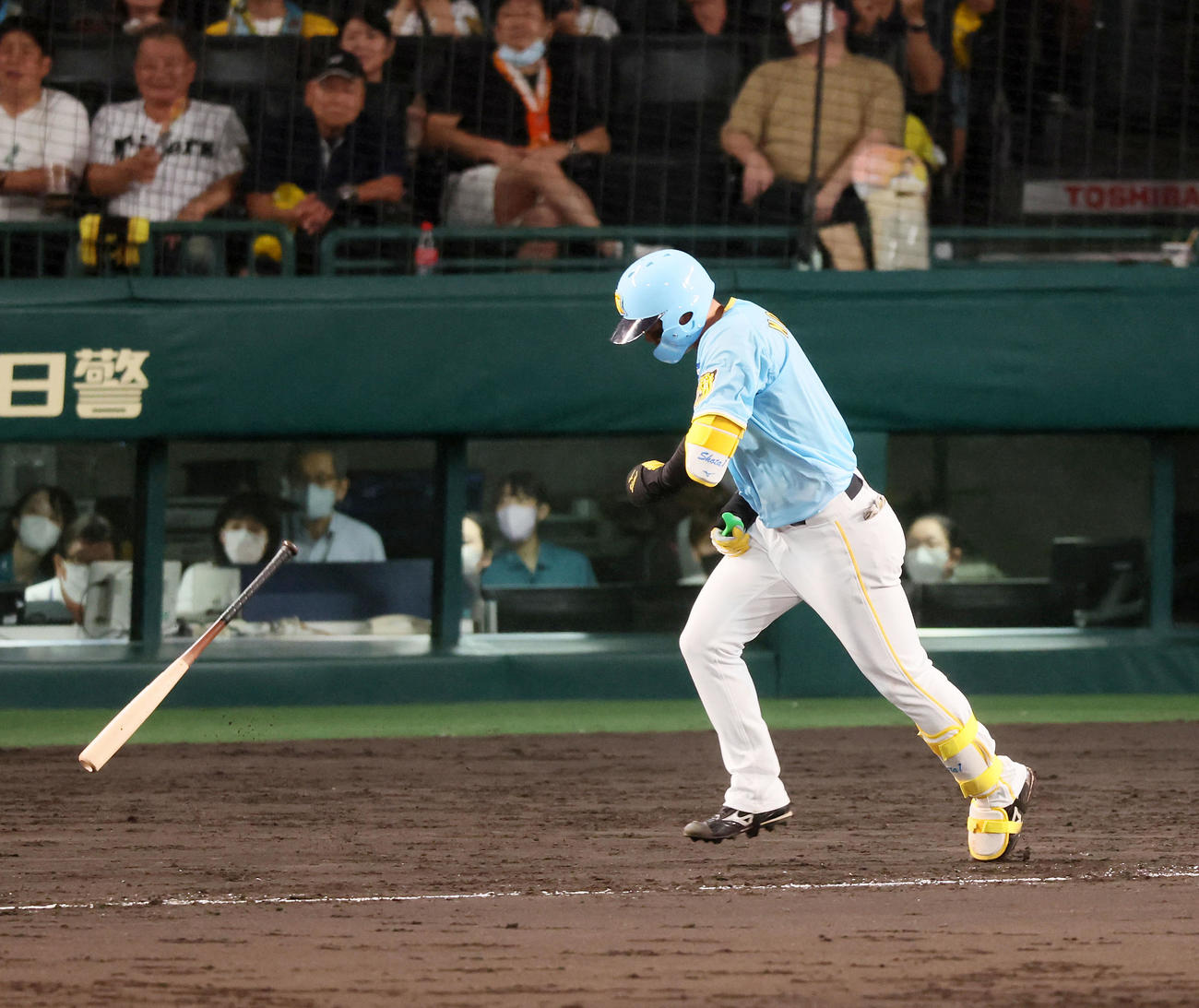 阪神対巨人　5回裏阪神2死一、二塁、森下は右飛を打ち上げバットをグラウンドへ投げつけた（撮影・加藤哉）