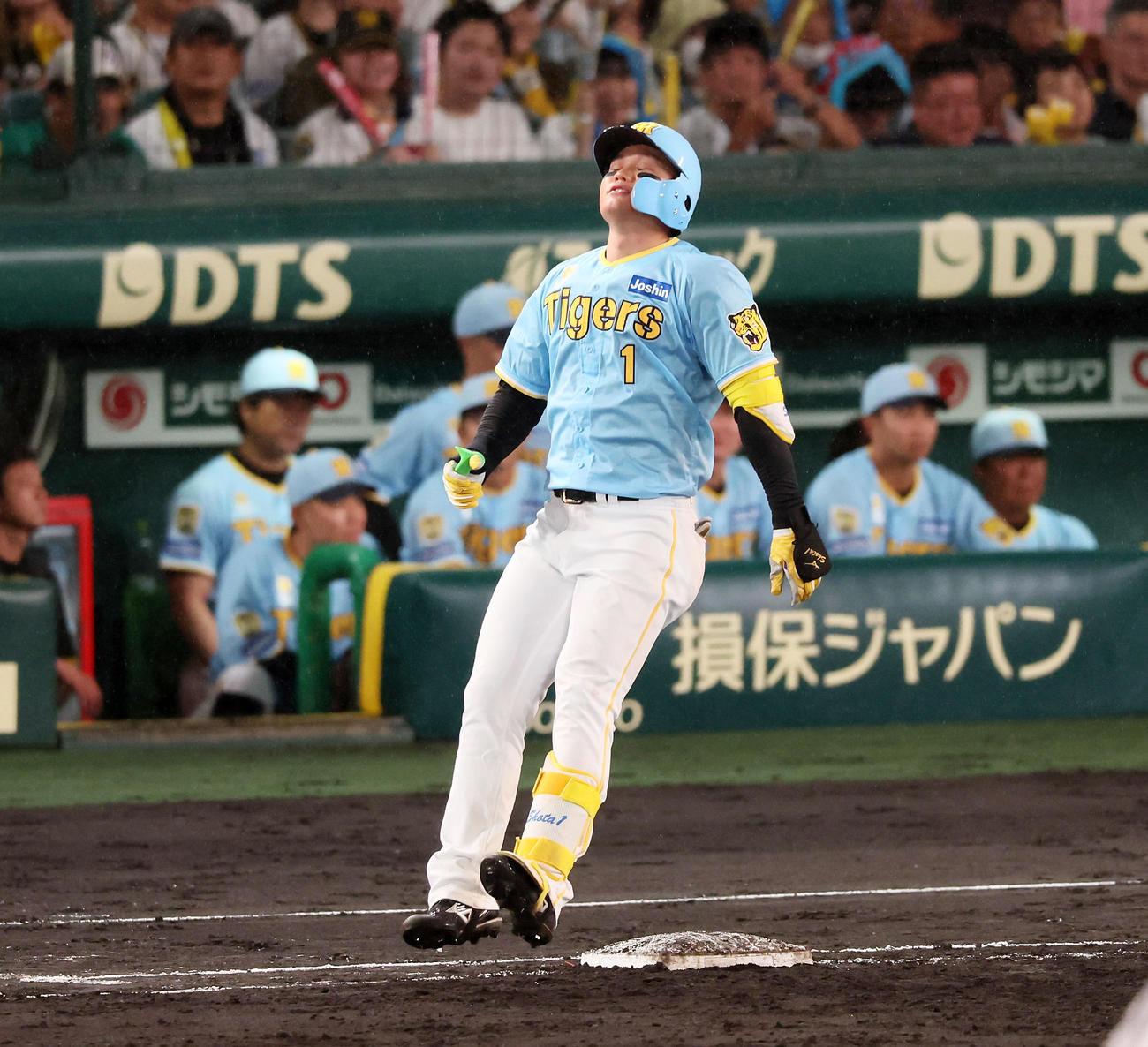 阪神対巨人　5回裏阪神2死一、二塁、森下は右飛を打ち上げ悔しそうに一塁でジャンプする（撮影・加藤哉）