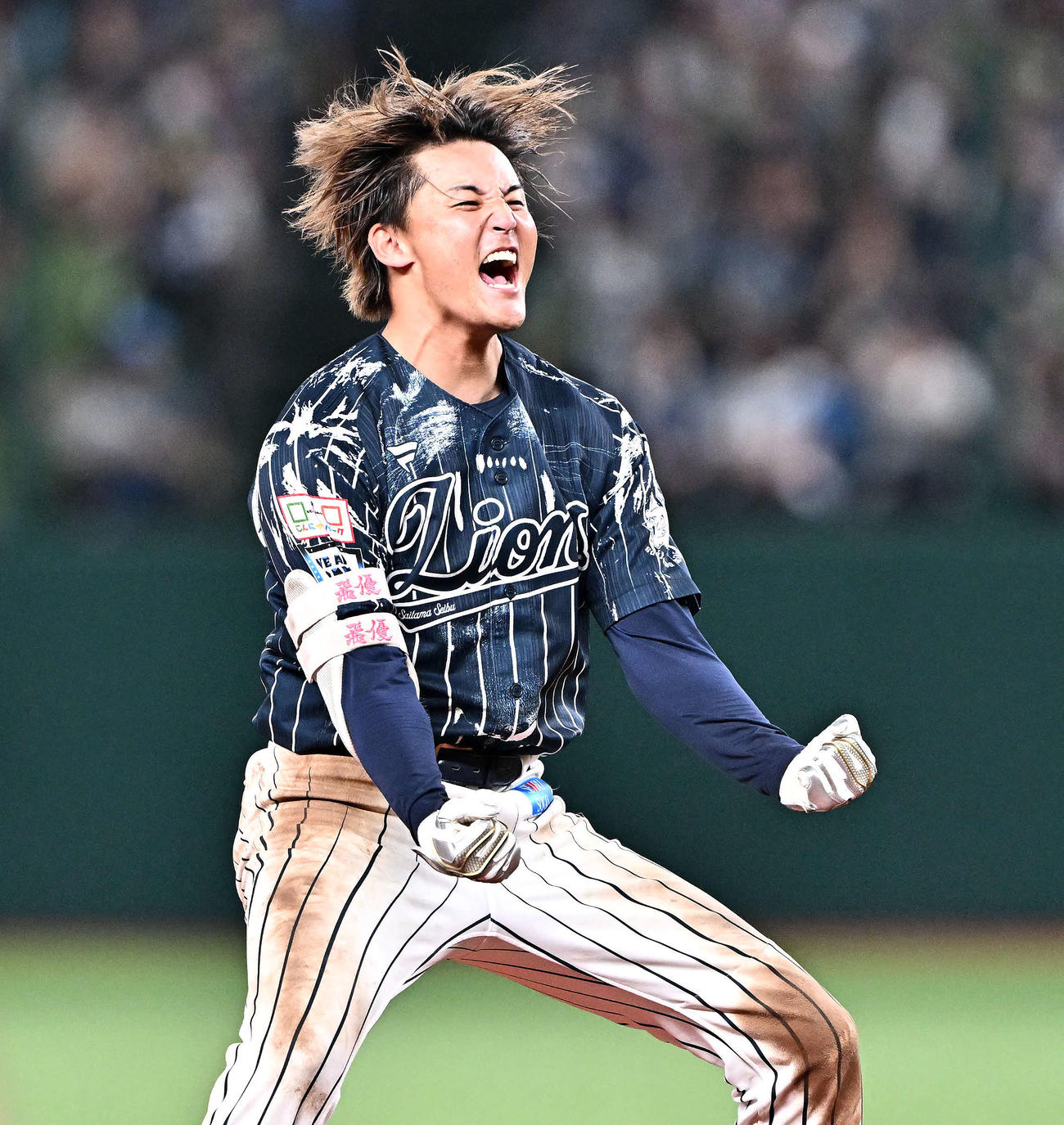 西武対日本ハム　9回裏西武2死満塁、サヨナラ打を放った元山は雄たけびを上げる（撮影・滝沢徹郎）