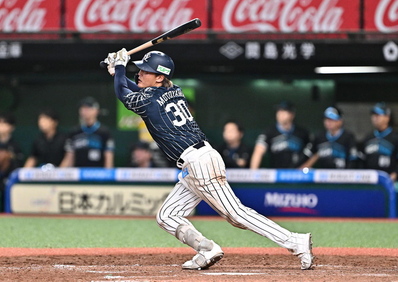 西武対日本ハム　9回裏西武2死満塁、元山はサヨナラ打を放つ（撮影・滝沢徹郎）