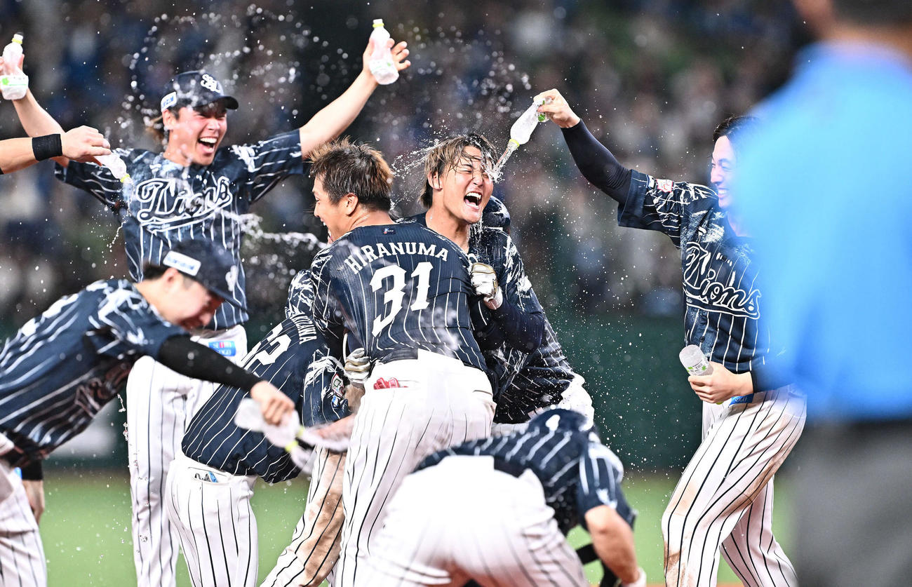 西武対日本ハム　9回裏西武2死満塁、サヨナラ打を放った元山（中央）はチームメートからウオーターシャワーで祝福される（撮影・滝沢徹郎）