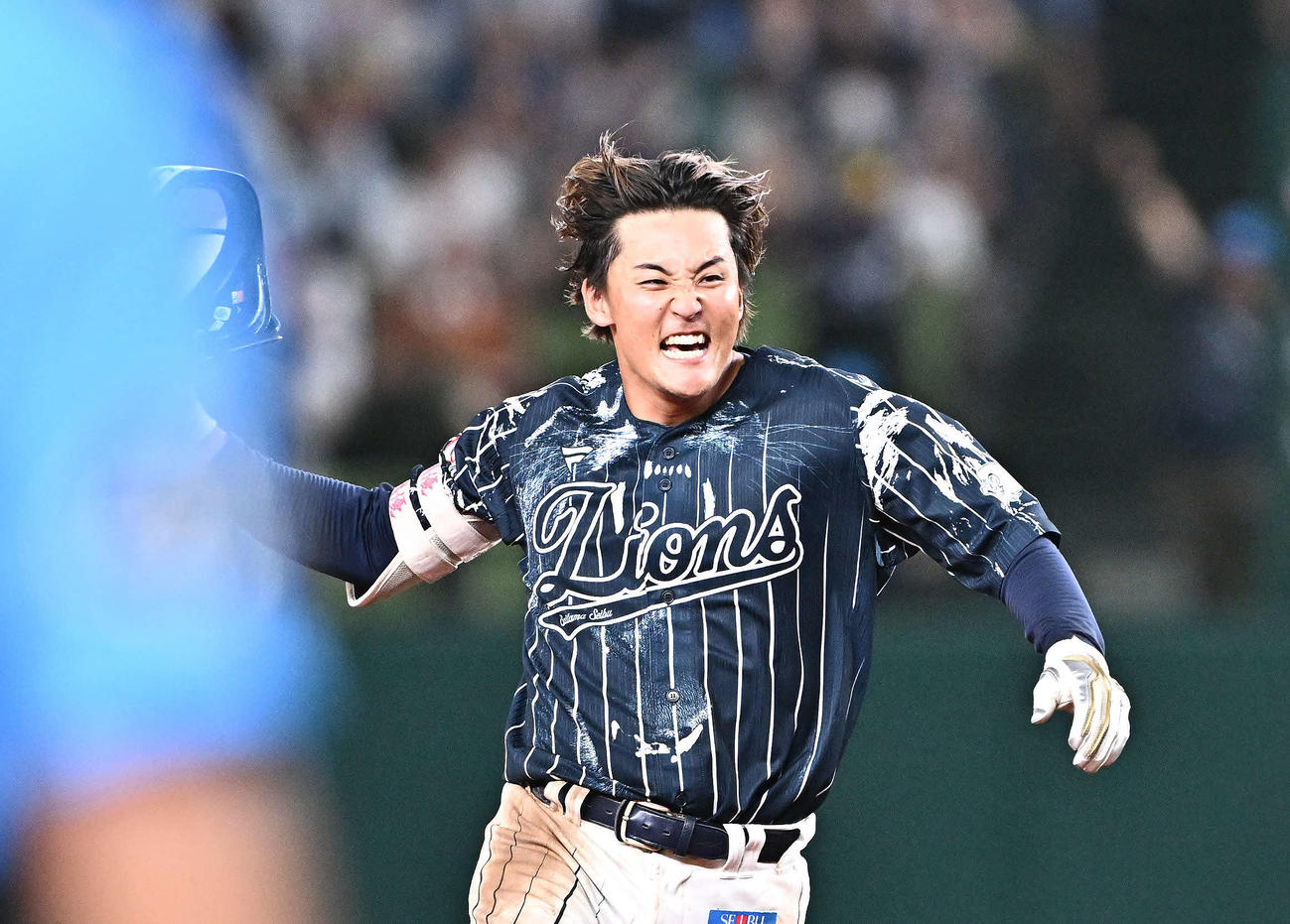 西武対日本ハム　9回裏西武2死満塁、元山はサヨナラ打を放ちヘルメットを投げる（撮影・滝沢徹郎）