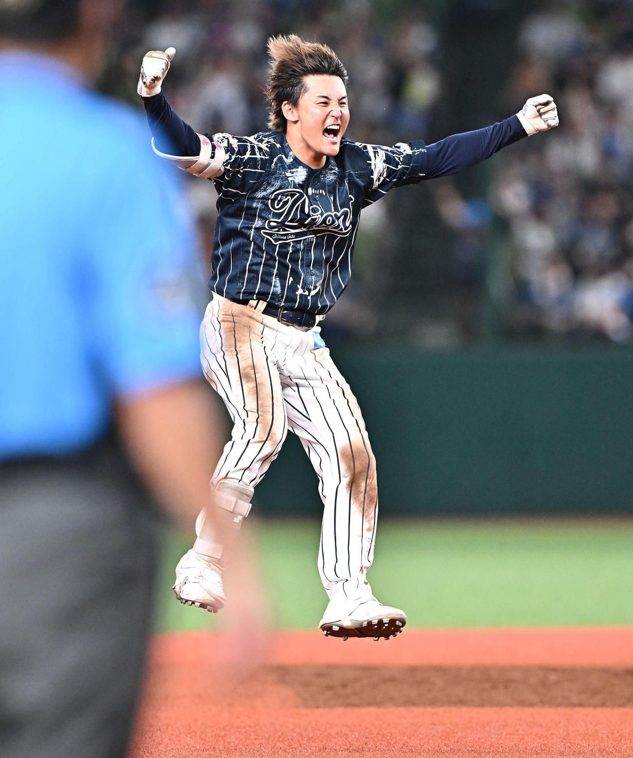 西武対日本ハム　9回裏西武2死満塁、サヨナラ打を放った元山は雄たけびを上げる（撮影・滝沢徹郎）