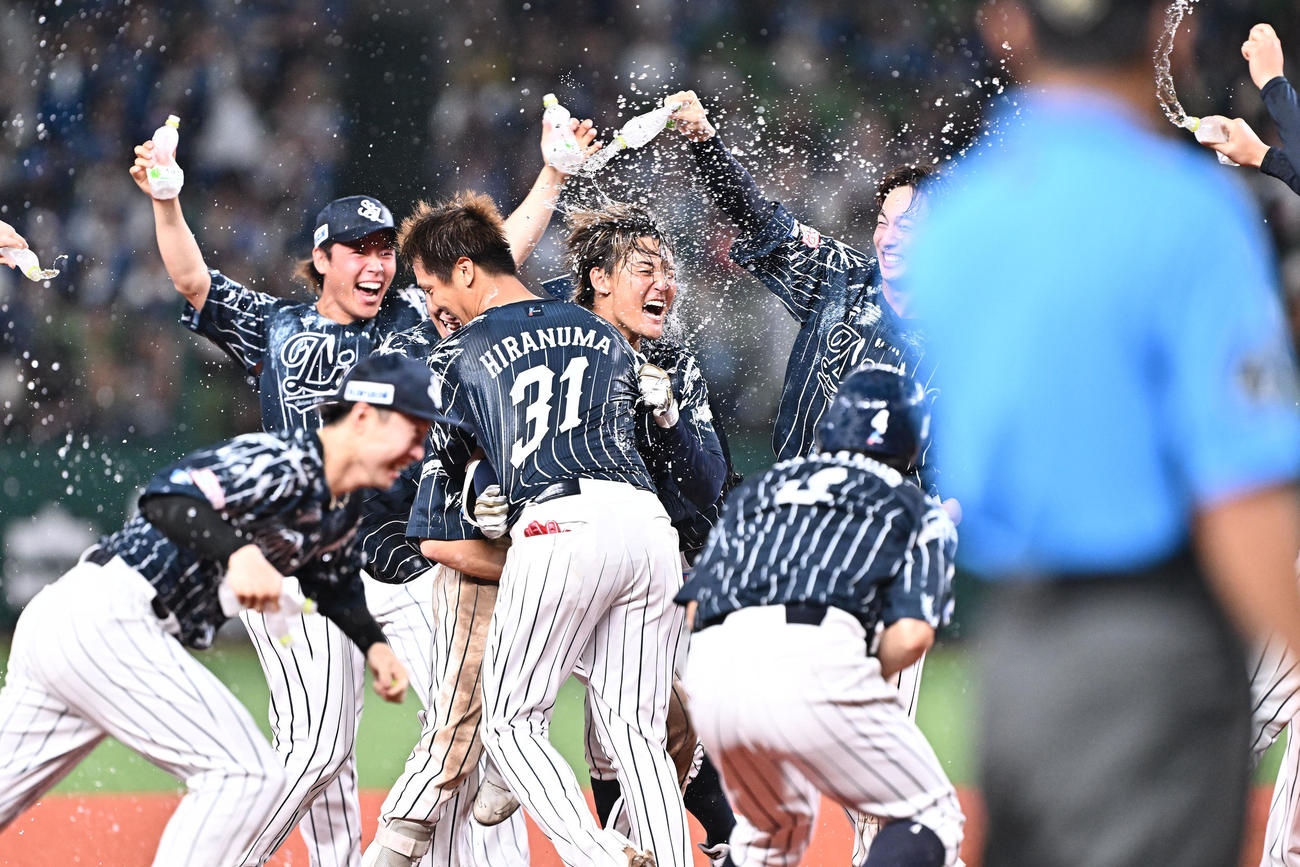 西武対日本ハム　9回裏西武2死満塁、サヨナラ打を放った元山（中央）はチームメートからウオーターシャワーで祝福される（撮影・滝沢徹郎）