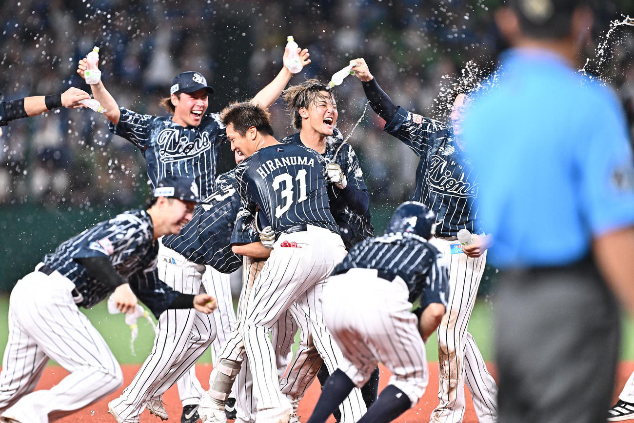 西武対日本ハム　9回裏西武2死満塁、サヨナラ打を放った元山（中央）はチームメートからウオーターシャワーで祝福される（撮影・滝沢徹郎）