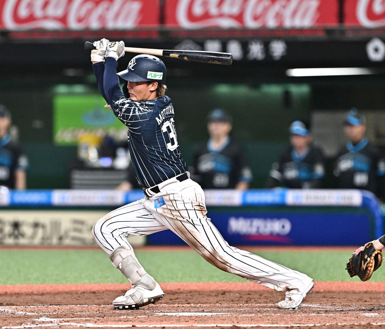 西武対日本ハム　6回裏西武2死一、三塁、元山は右翼に適時打を放つ（撮影・滝沢徹郎）