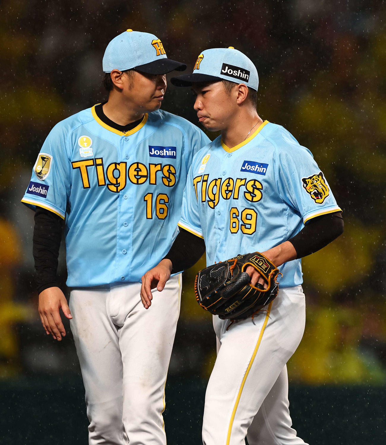 阪神対巨人　7回を無失点に抑えた3番手の石井（右）は先発西勇の出迎えを受ける（撮影・上田博志）