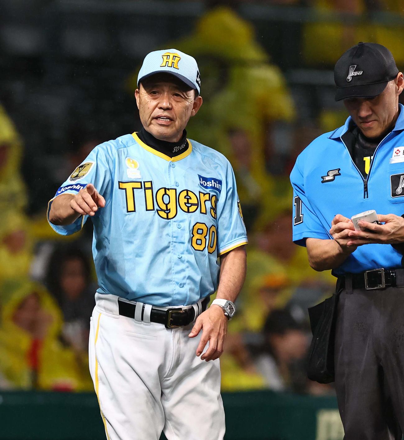 阪神対巨人　選手交代を告げる岡田監督（撮影・上田博志）