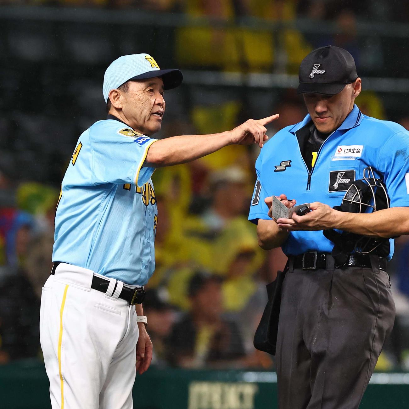 阪神対巨人　選手交代を告げる岡田監督（撮影・上田博志）