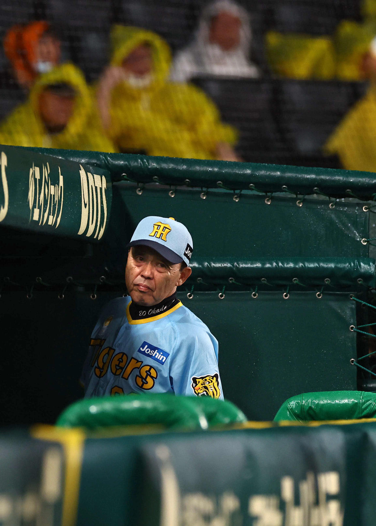 阪神対巨人　7回、選手交代を告げベンチに引き揚げる岡田監督（撮影・上田博志）