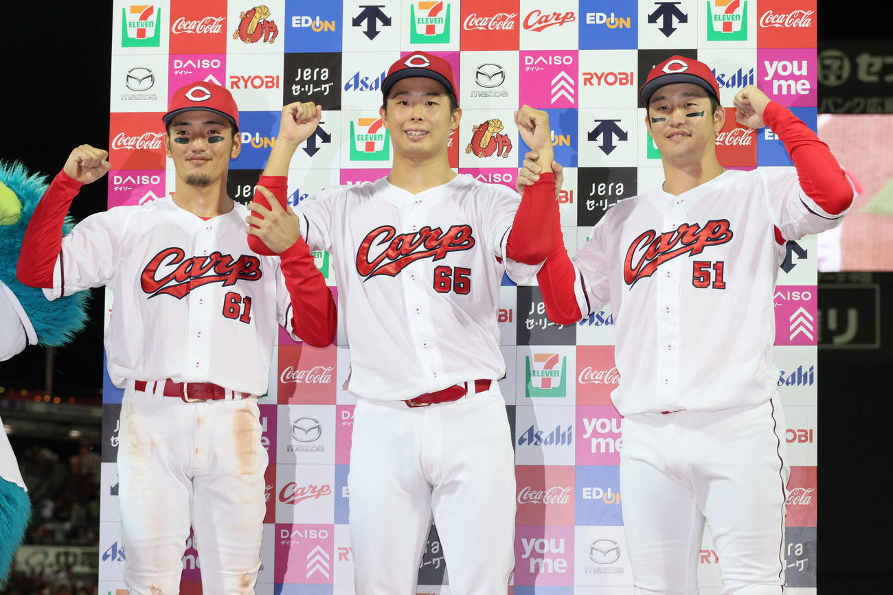 広島対ヤクルト　お立ち台でポーズを決める、左から矢野、玉村、小園（撮影・加藤孝規）