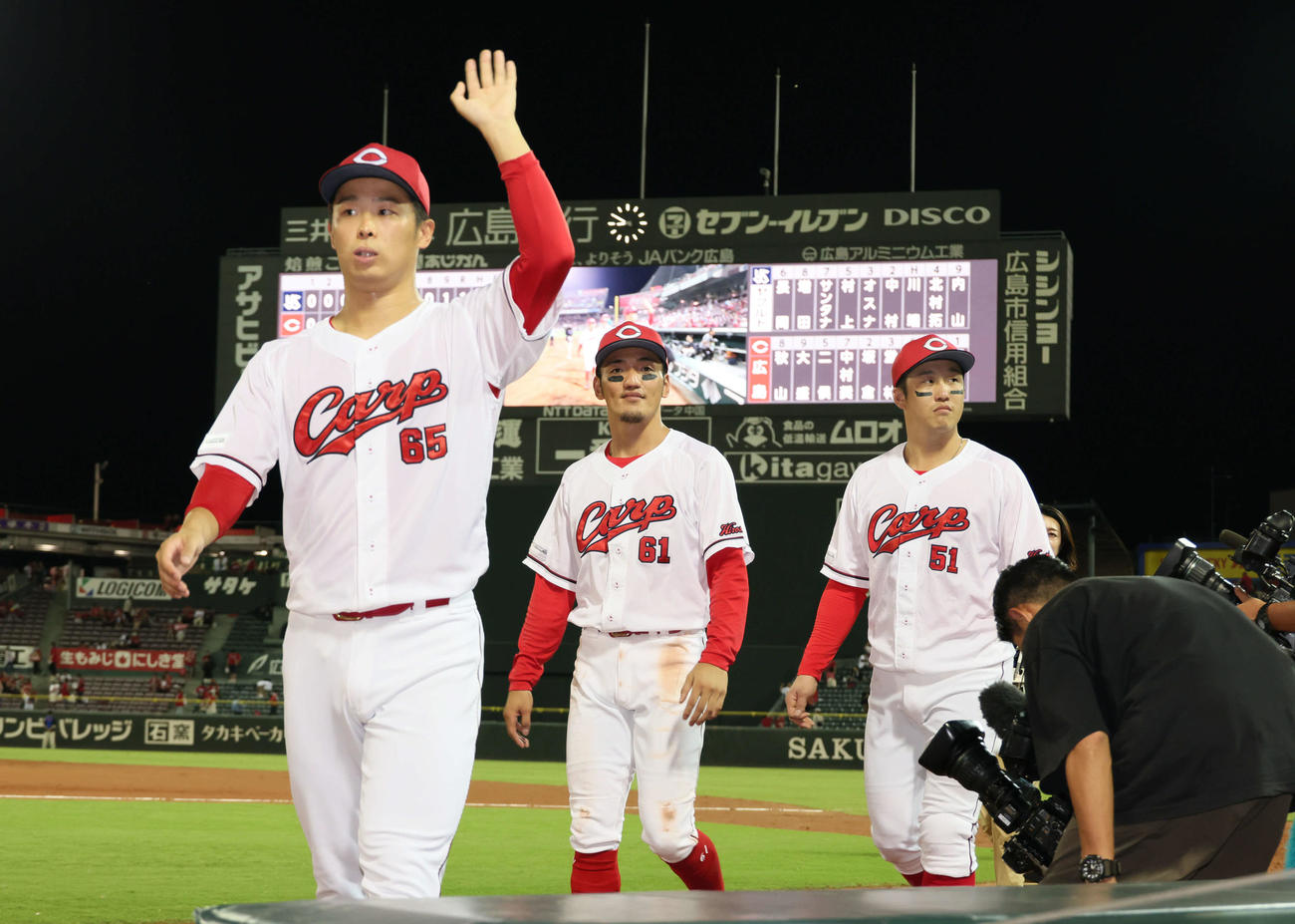 広島対ヤクルト　ファンの声援に応える左から玉村、矢野、小園（撮影・加藤孝規）