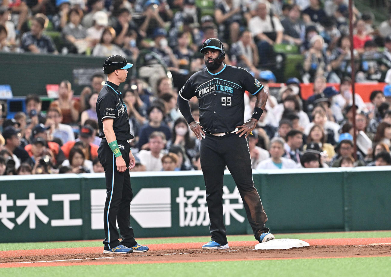 西武対日本ハム　1回表、三進した日本ハムレイエス（右）は森本コーチと話す（撮影・滝沢徹郎）