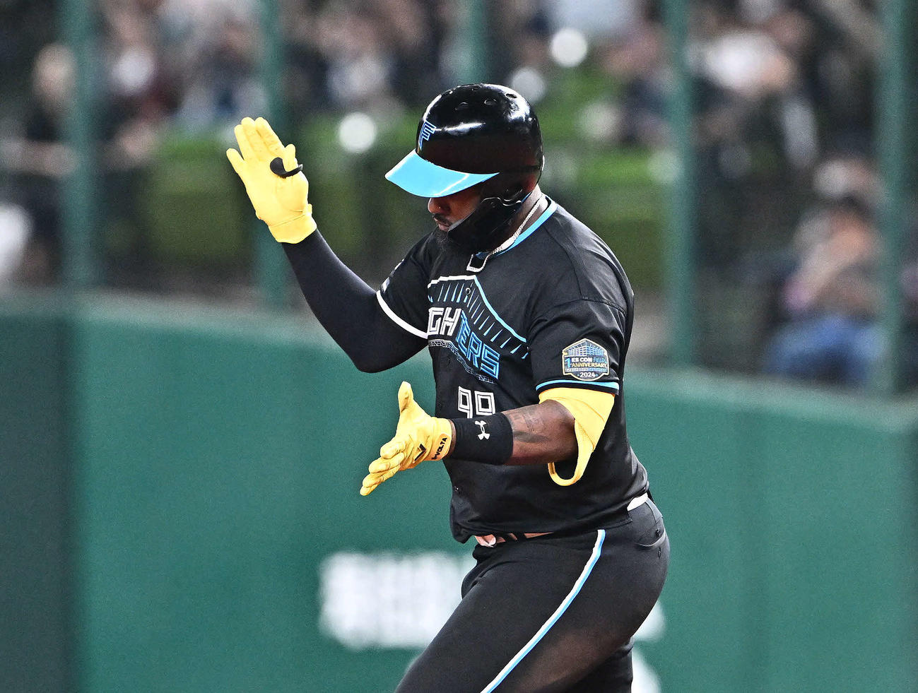 西武対日本ハム　6回表日本ハム無死、中越えソロ本塁打を放ったレイエスは手をたたいて喜ぶ（撮影・滝沢徹郎）
