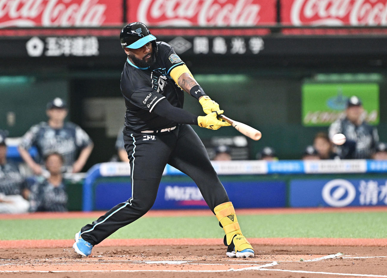 西武対日本ハム　1回表日本ハム1死二、三塁、レイエスは先制遊撃適時内野安打を放つ（撮影・滝沢徹郎）