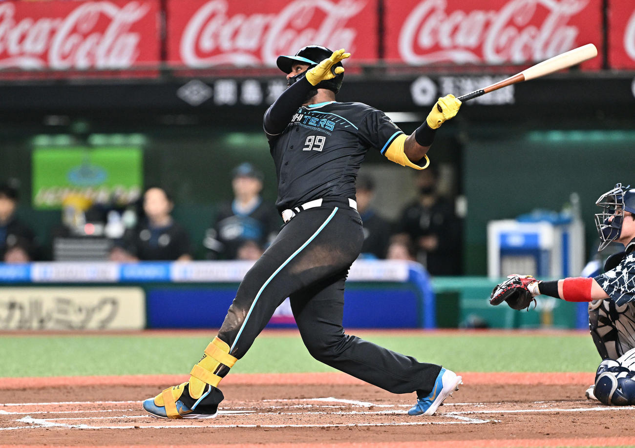 西武対日本ハム　6回表日本ハム無死、レイエスは中越えソロ本塁打を放つ（撮影・滝沢徹郎）