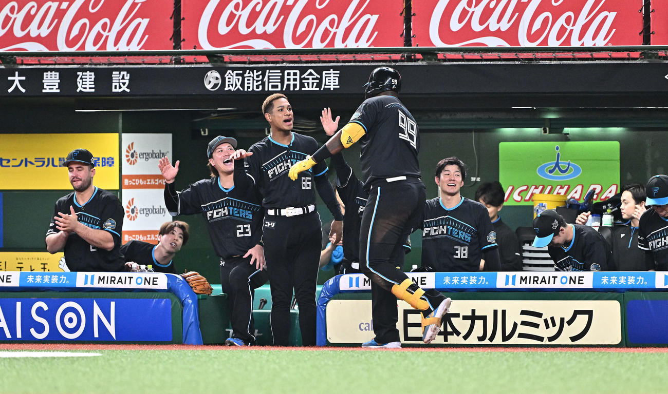 西武対日本ハム　6回表日本ハム無死、ソロ本塁打を放ったレイエス（手前）を迎える選手たち（撮影・滝沢徹郎）