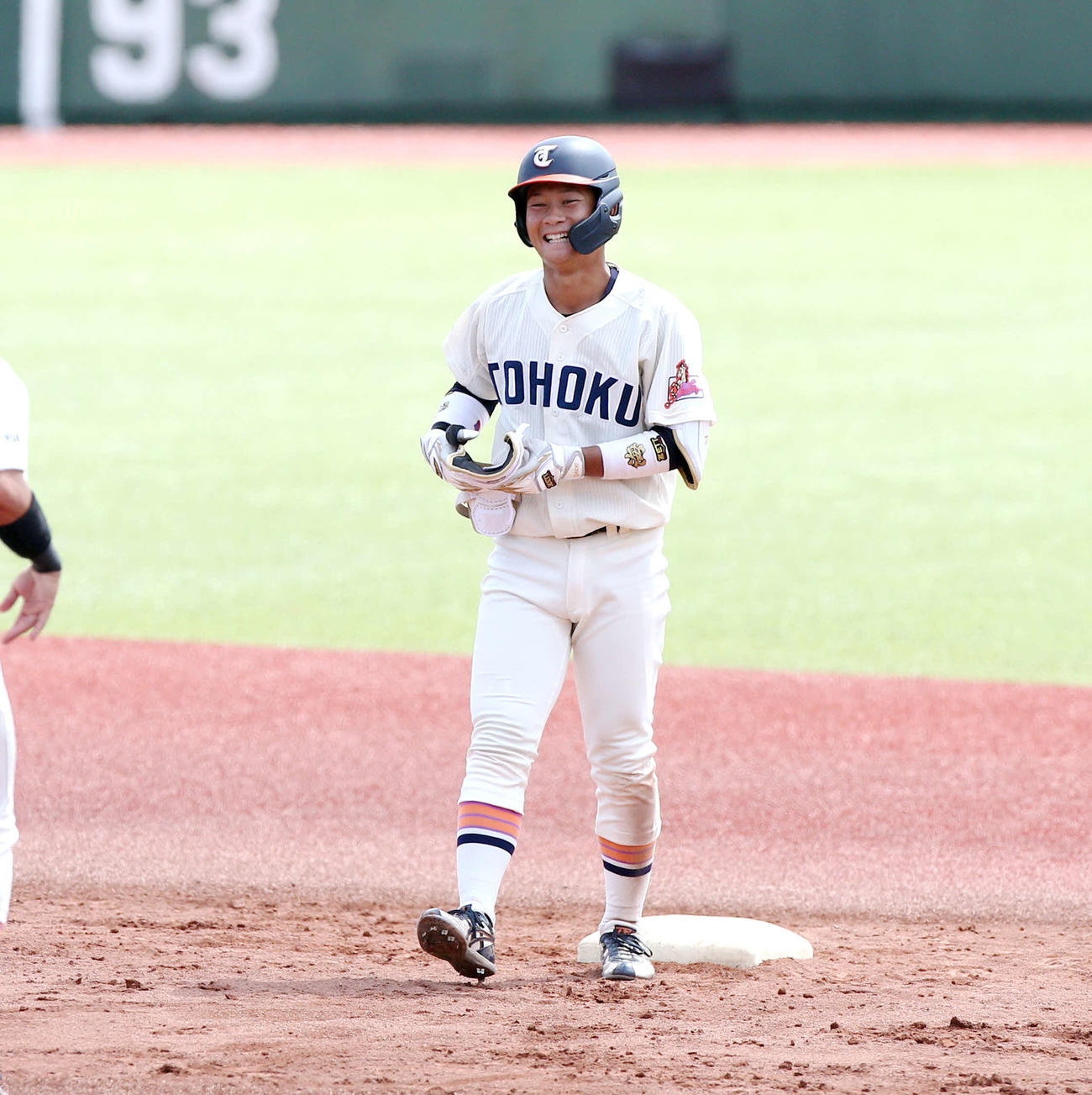 東北大対東北福祉大　5回裏1死一、二塁で左中間へ2点適時二塁打を放ち、笑顔をみせる東北福祉大・大内（撮影・木村有優）