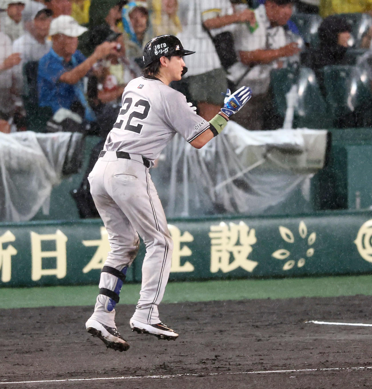 阪神対巨人　7回表巨人無死一、三塁、小林は三塁線へセーフティースクイズ決め追加点を挙げ一塁の先でジャンプして手を叩く（撮影・加藤哉）