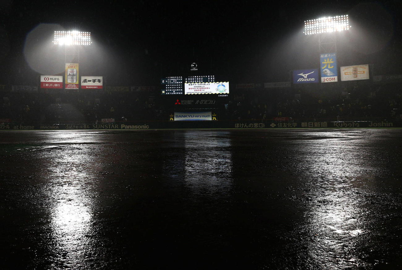 阪神対巨人　7回降雨コールドゲームとなった甲子園球場（撮影・前田充）