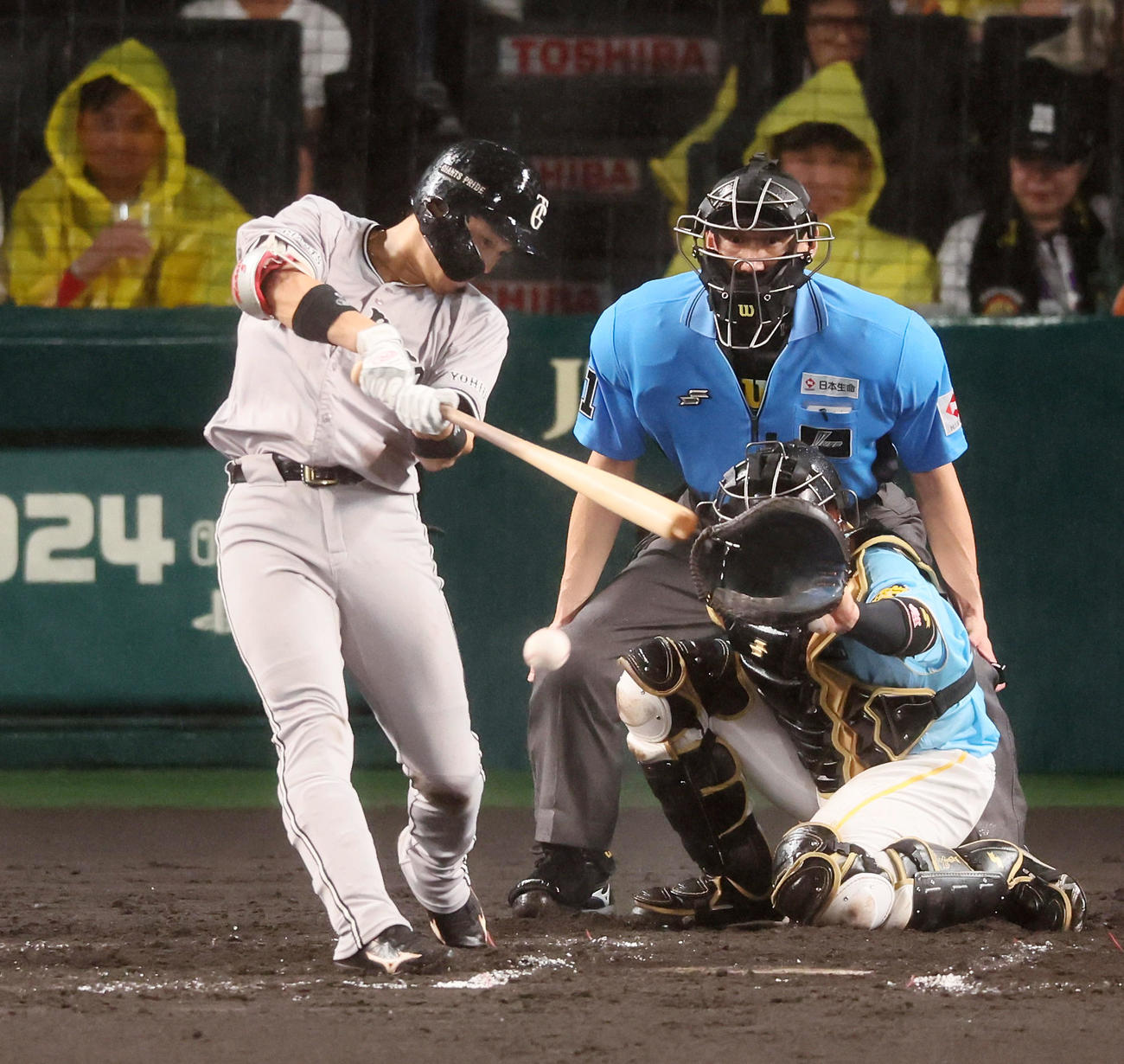 阪神対巨人　7回表巨人無死一、三塁、門脇は中適時打を放つ（撮影・加藤哉）