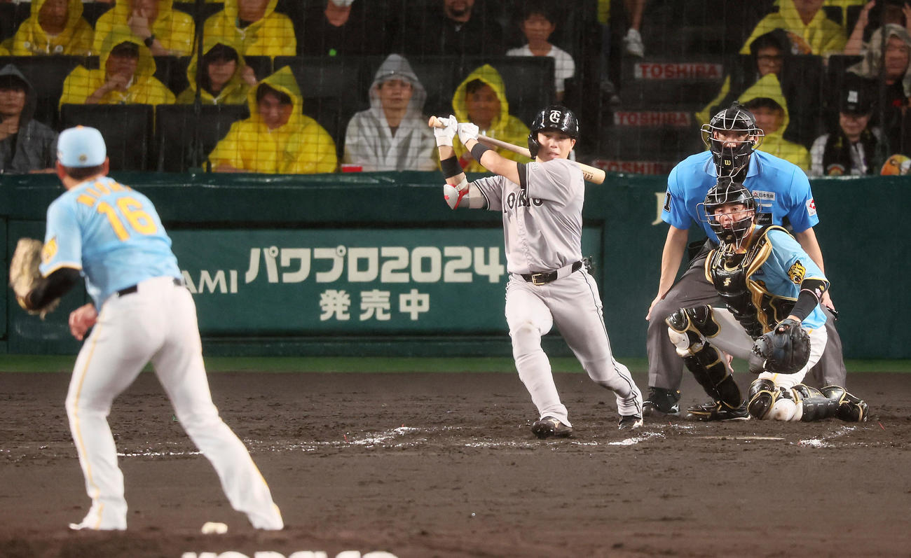 阪神対巨人　7回表巨人無死一、三塁、門脇は中適時打を放つ。投手西勇（撮影・加藤哉）