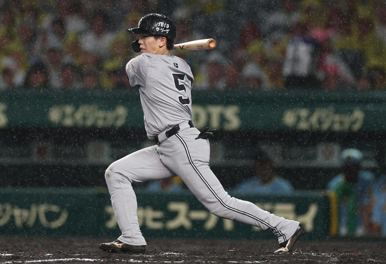 阪神対巨人　7回表巨人無死一、三塁、中前適時打を放つ門脇（撮影・前田充）