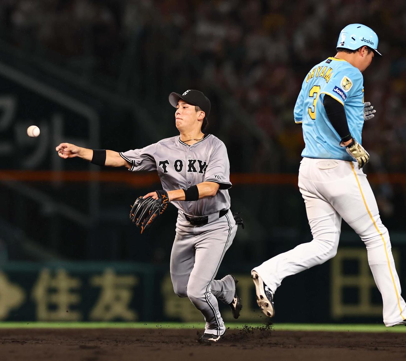 阪神対巨人　4回裏阪神1死一塁、前川の一ゴロで併殺を狙う門脇（左）は一塁へ悪送球する（撮影・上田博志）