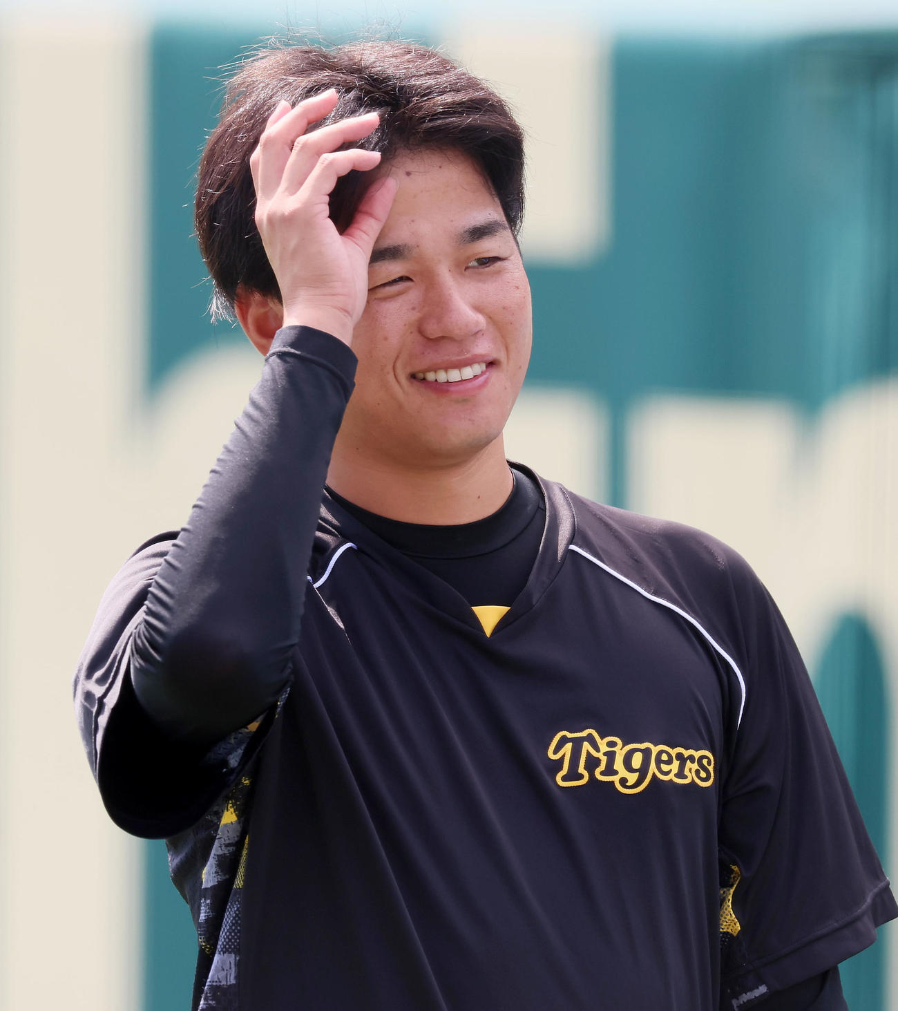 練習開始前のミーティングで笑顔を見せる高橋（撮影・加藤哉）