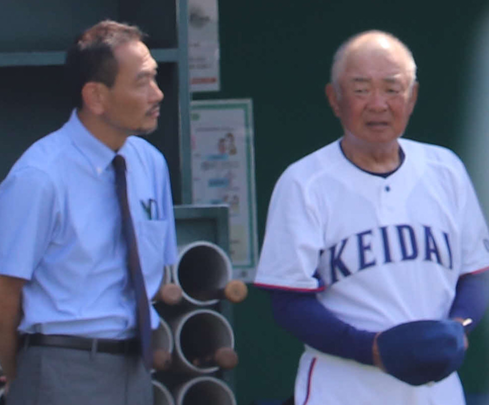 試合前に整列する、大経大の高代延博監督（右）