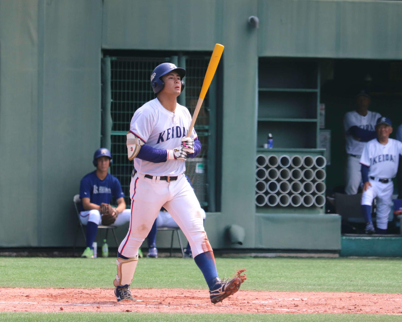 京産大との1節目1回戦で2安打をマークした、大経大・柴崎聖人外野手（4年＝岐阜第一）。右端には、同校の高代延博監督（撮影・中島麗）